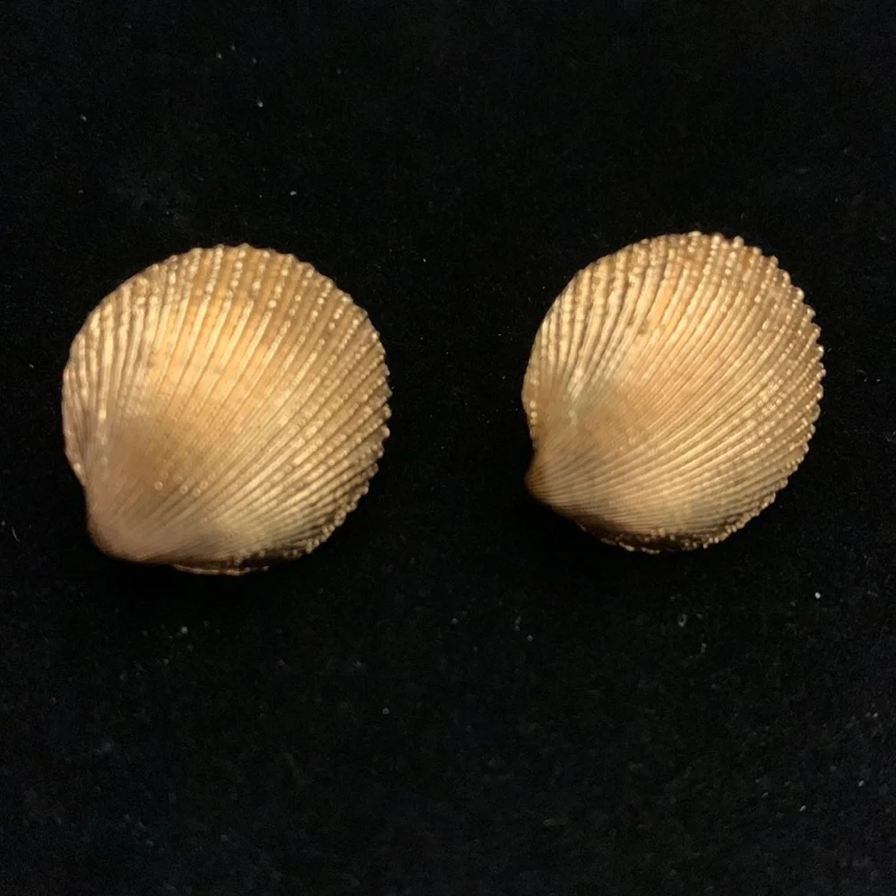 CROWN‎ TRIFARI GOLD TONE SEASHELL CLIP-ON EARRINGS